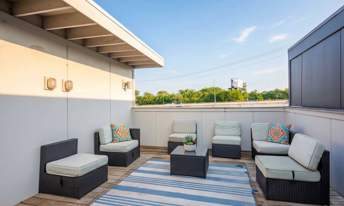 Hadley - Washington House | Summer rooftop deck, skyline views, free parking near Broadway