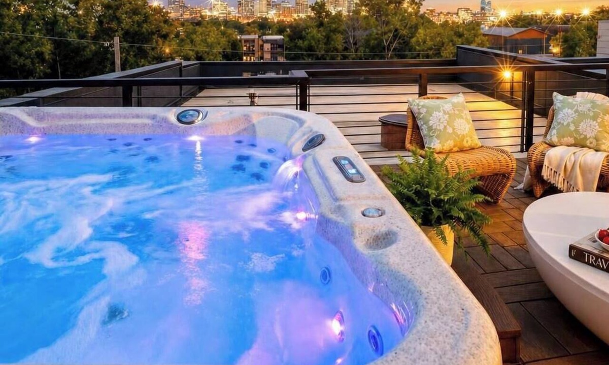 Talbot's Corner House | Summer rooftop hot tub, skyline deck, private garage near Broadway