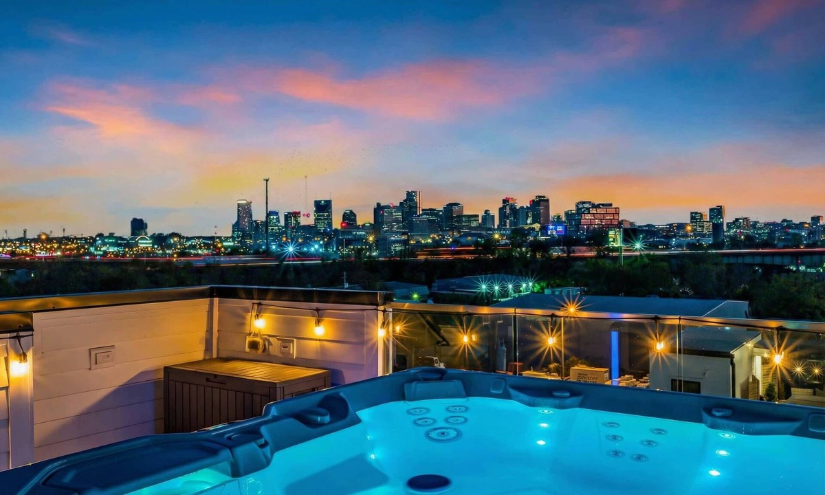 Katie Hill Neighborhood House | Summer two hot tubs, rooftop decks, karaoke lounges near Broadway