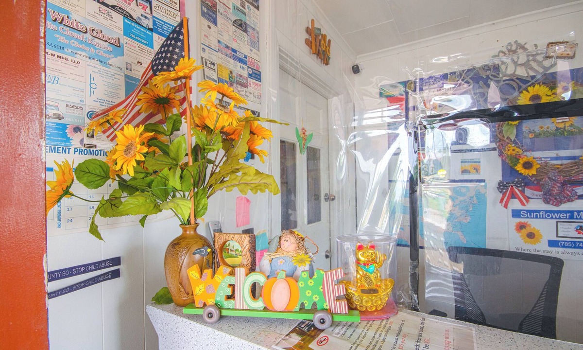 Hiawatha Hotel | Sunflower Motel Hiawatha By OYO