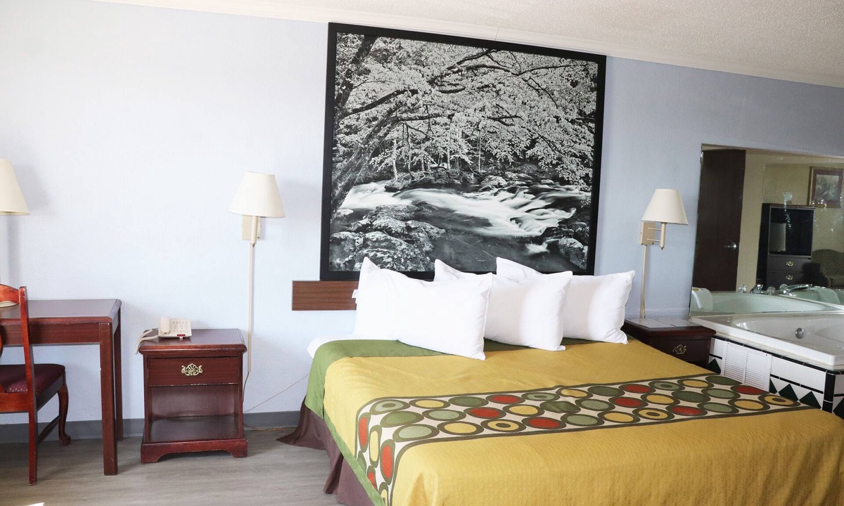 Clarksville Hotel | Super 8 by Wyndham Clarksville East