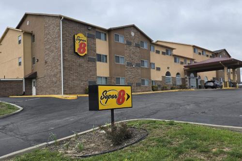 Winnetonka Hotel | Super 8 by Wyndham Kansas City
