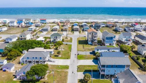 Surf City House | Surf City Paradise- 4BR- Golf Cart, Grill & Games