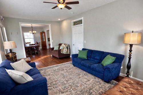 Sugar Creek House | Sycamore House - 4 Bedroom Vineyard Retreat Near KC