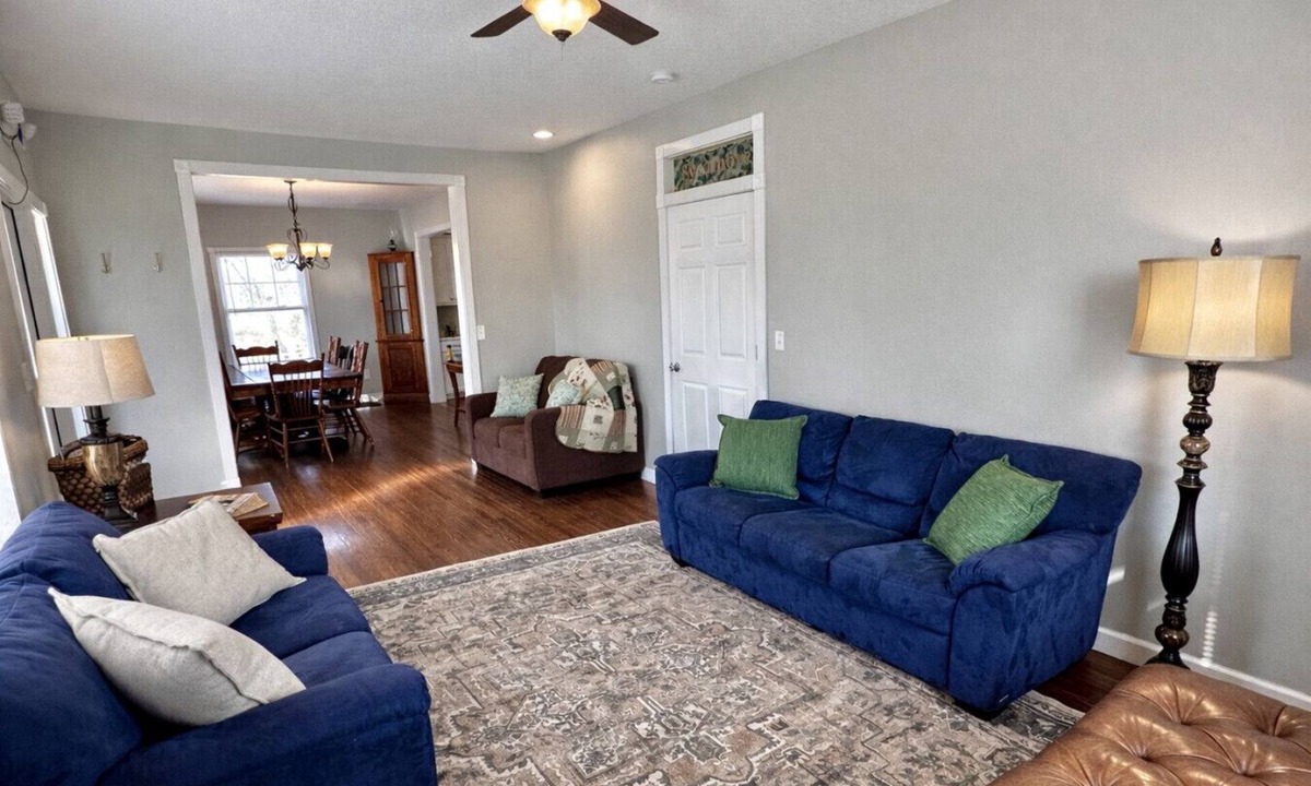 Sugar Creek House | Sycamore House | Vineyard Retreat Near KC