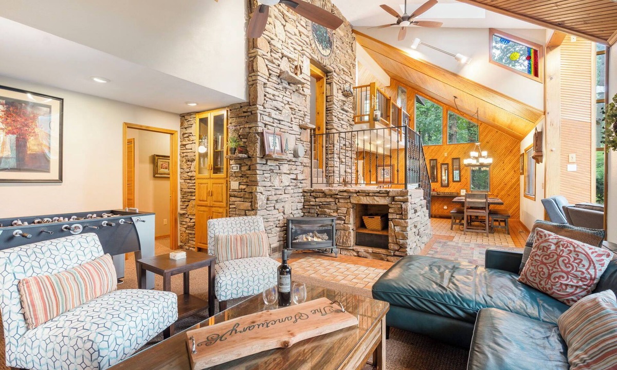 Blue Eye House | Tall Pines Sanctuary in a 40 Acre Forest-Game Table HotTub Car Charger Very Private Community Pool
