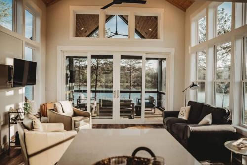 Tracy City House | Teacher's Lounge - Lakeside at Waters Edge