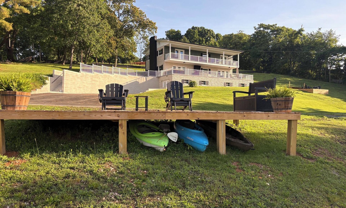 Rutledge House | “The Big House , Free kayaks ,Boat Slip, Pontoon rental and golf !