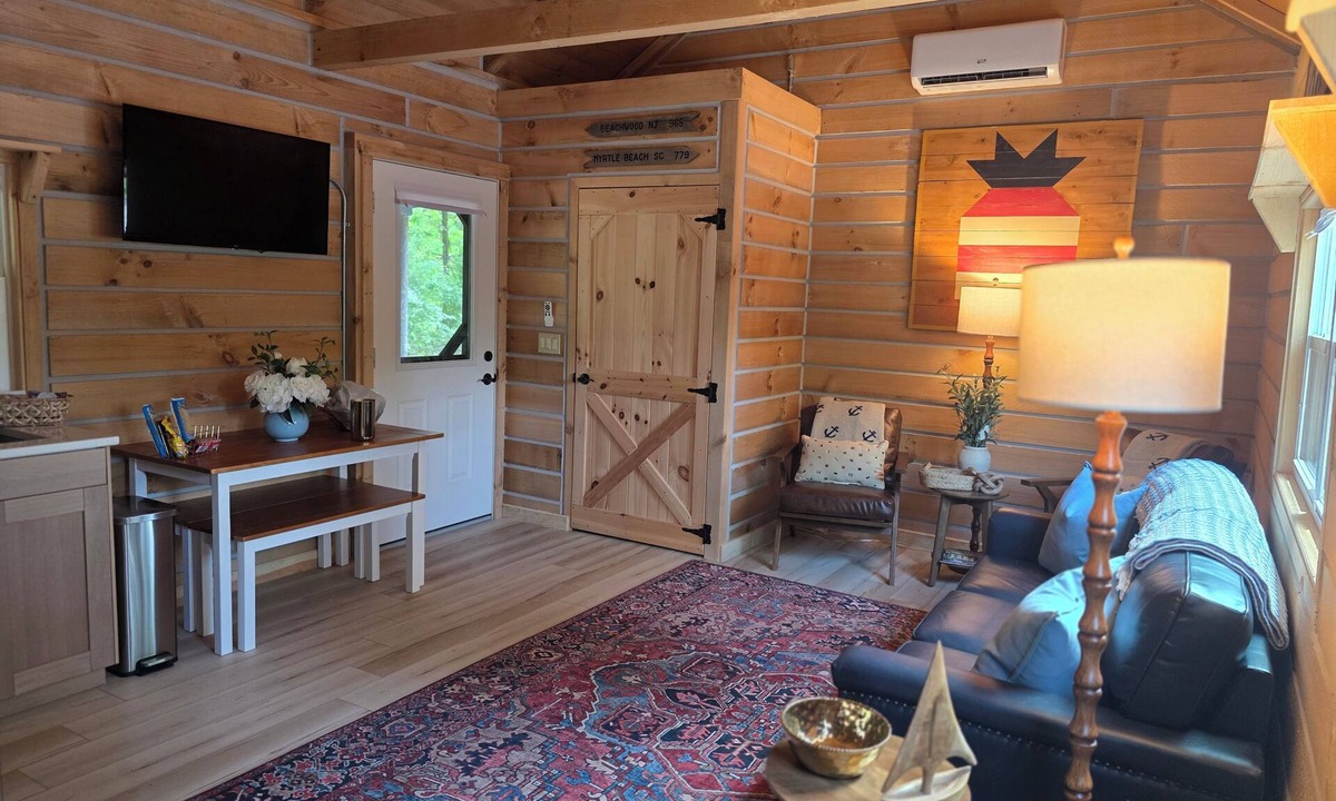 Akin Cabin | "The Boathouse" Luxury Tiny House close to Oasis sports complex!