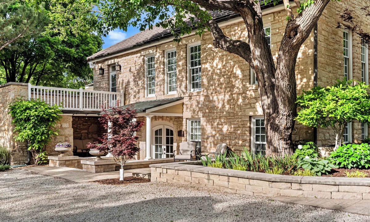 Manhattan Cottage | The Carriage House - Historic getaway in the heart of the city!