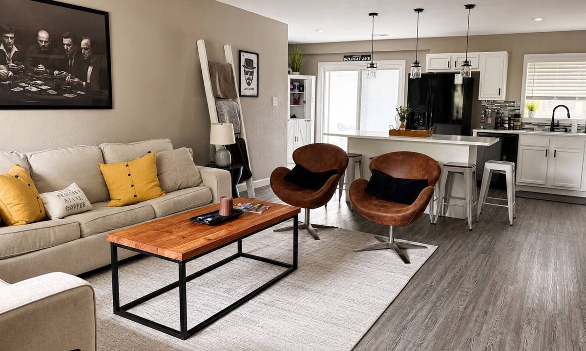Manhattan House | The Cat Haus - Across the street from the Stadium!