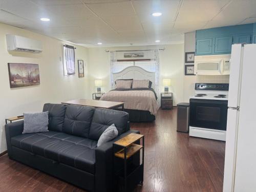 Searcy Apartment | The Center Street Studio - Sleeps 4