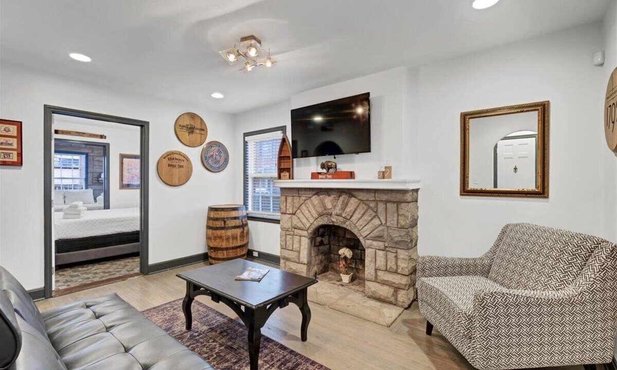 Buechel House | The Chuckwick House - Sleeps 10 in Beds