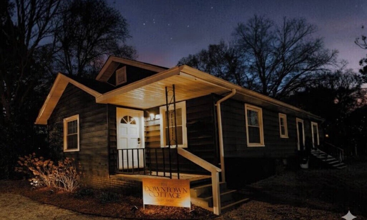Cary House | The Downtown Cottage, Stylish & Walkable in Cary