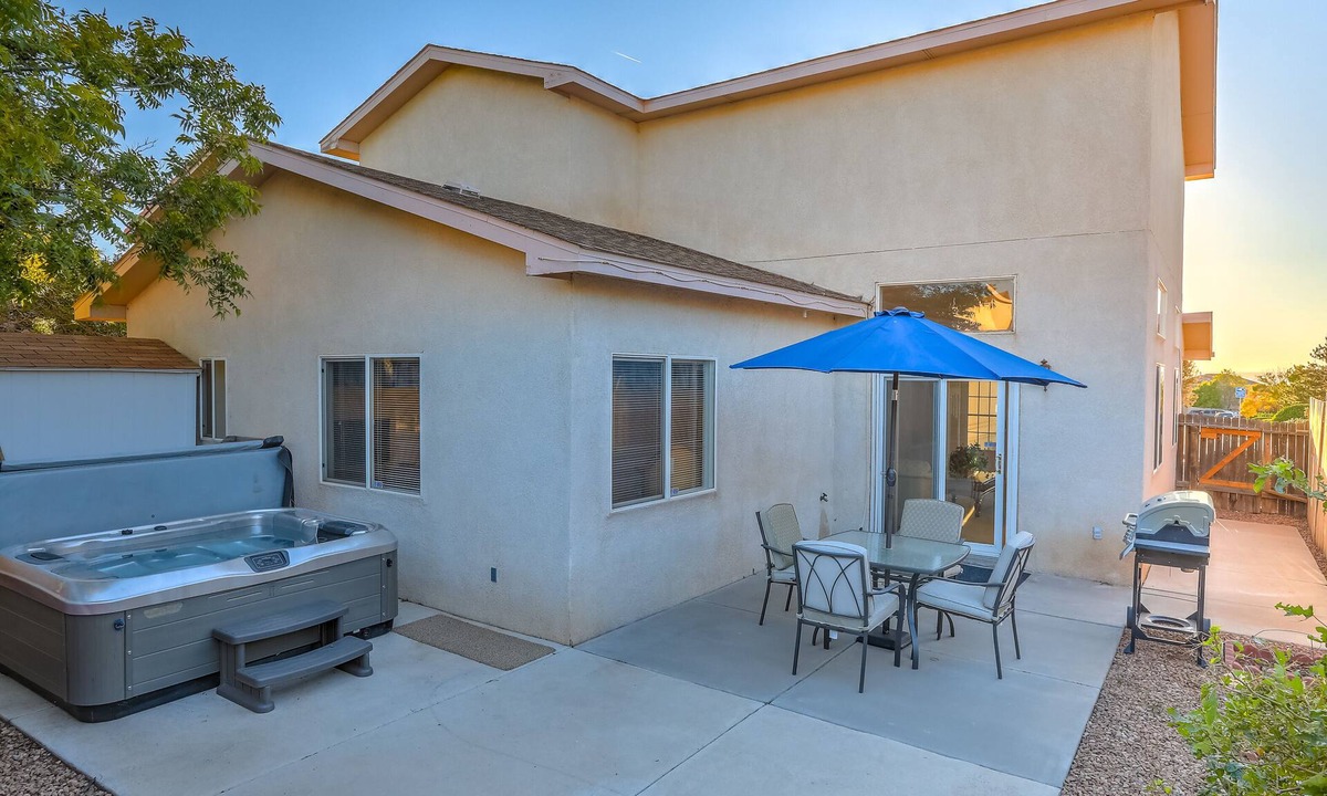 Nor Este House | "The Fontana" 4bedrooms, Hot Tub, Patio Mister,Pets Welcome, 5G Fiber Internet!