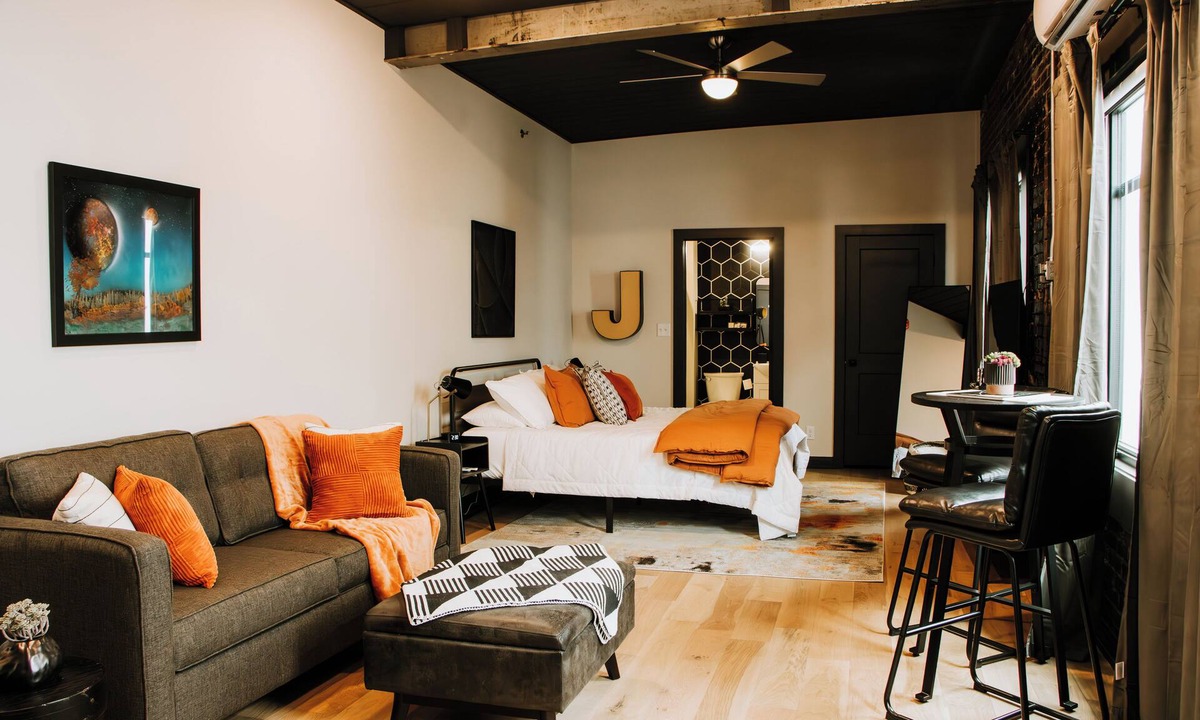 Leitchfield Apartment | The Jackson Suite/The 1935 Historic Alexander Hotel in Leitchfield, KY