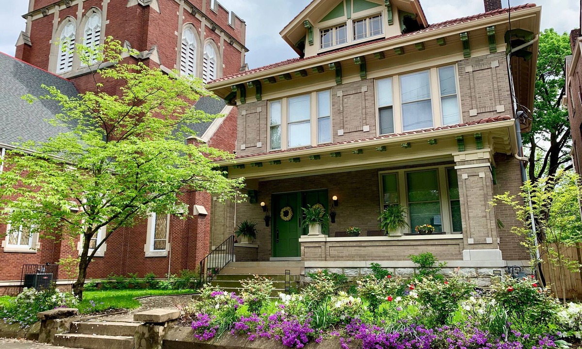 Old Louisville House | The Kentucky Rose - Old Louisville with deck and courtyard