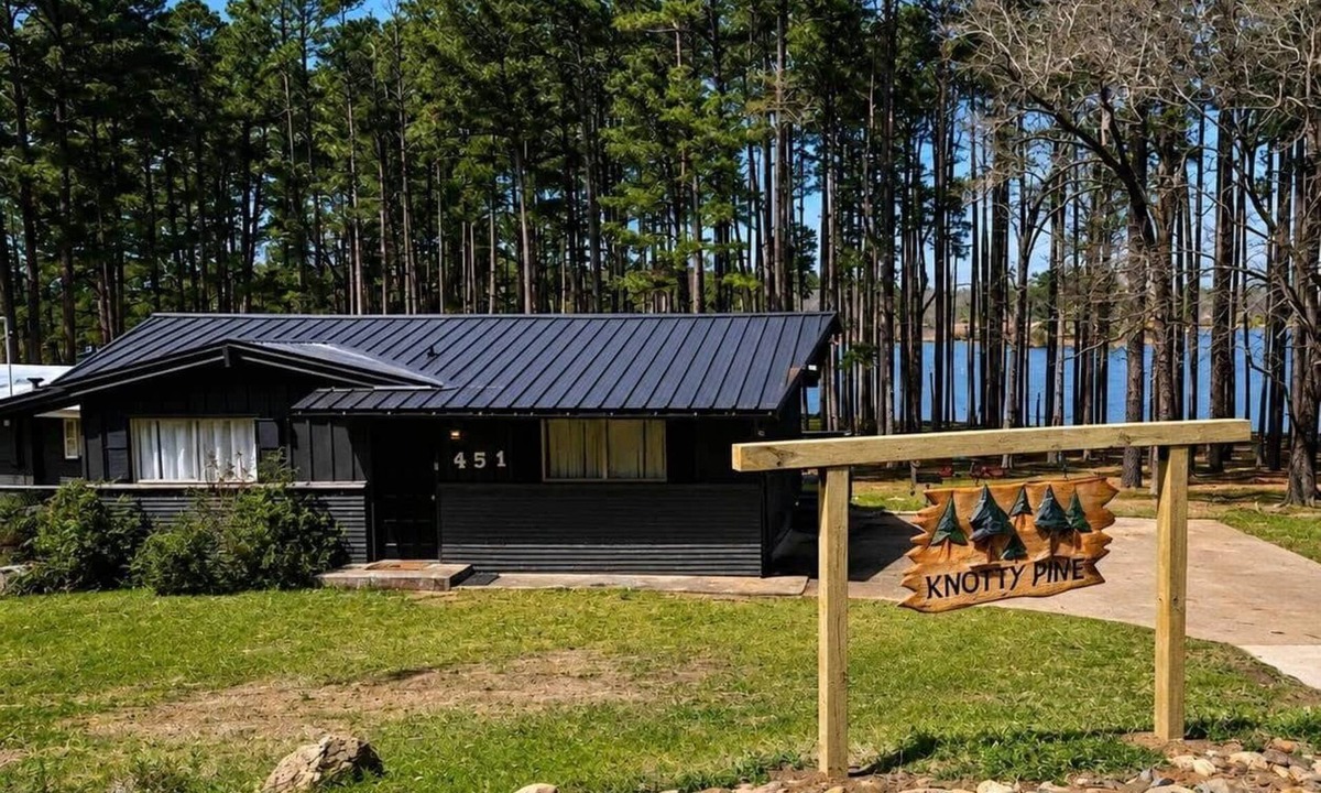 Jefferson House | The Knotty Pine on Lake O the Pines Waterfront