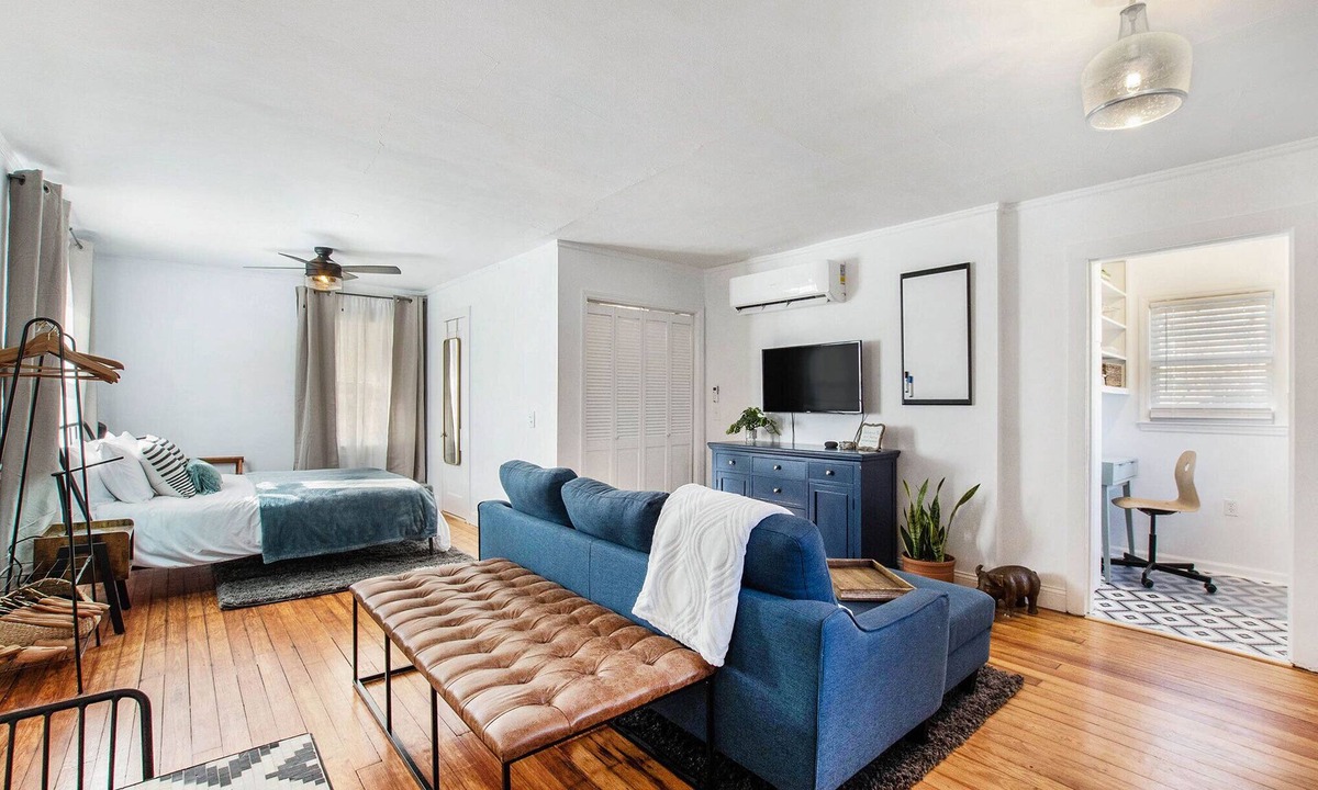 Mission House | The Little House - Pet-Friendly Home in Overland Park