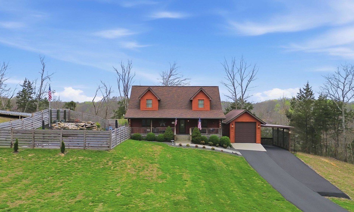 Jamestown Cabin | The Lodge @ Lake Cumberland Heated Pool - Lake View