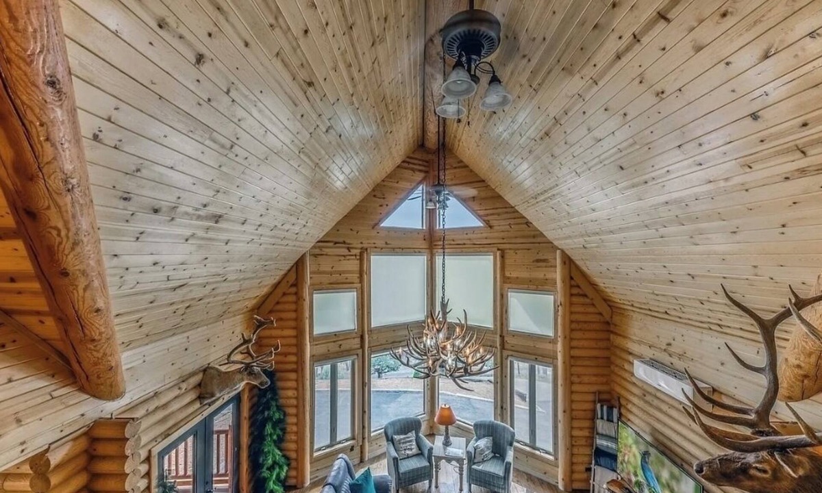 Ruidoso Cabin | The Log Out Lodge, formerly Heaven's Peak, is a 5-bedroom cabin near Midtown