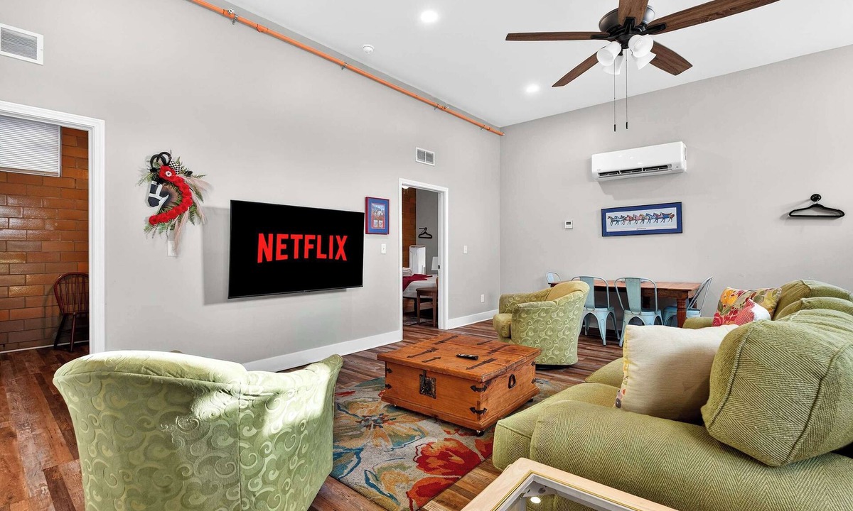 Taylor Berry House | The Matt Winn Suite | A cozy & modern brick home!