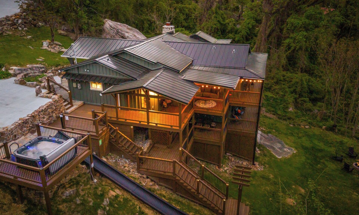 Chattanooga Cabin | The Nest: Epic Family Home w/Rock Climbing+Slide