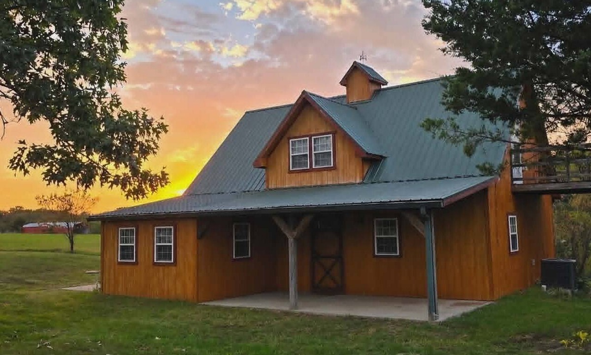Owensville Cottage | The Paddock House at Dark Horse Farms. 3Bd 2bath Sleeps 12 nestled on 70 acres