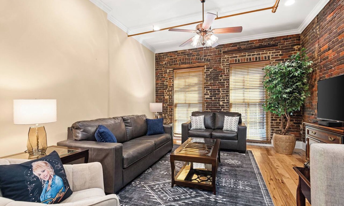 Downtown Nashville Condo | The Parton Printer's Alley Nashville- 2 Blocks to Broadway