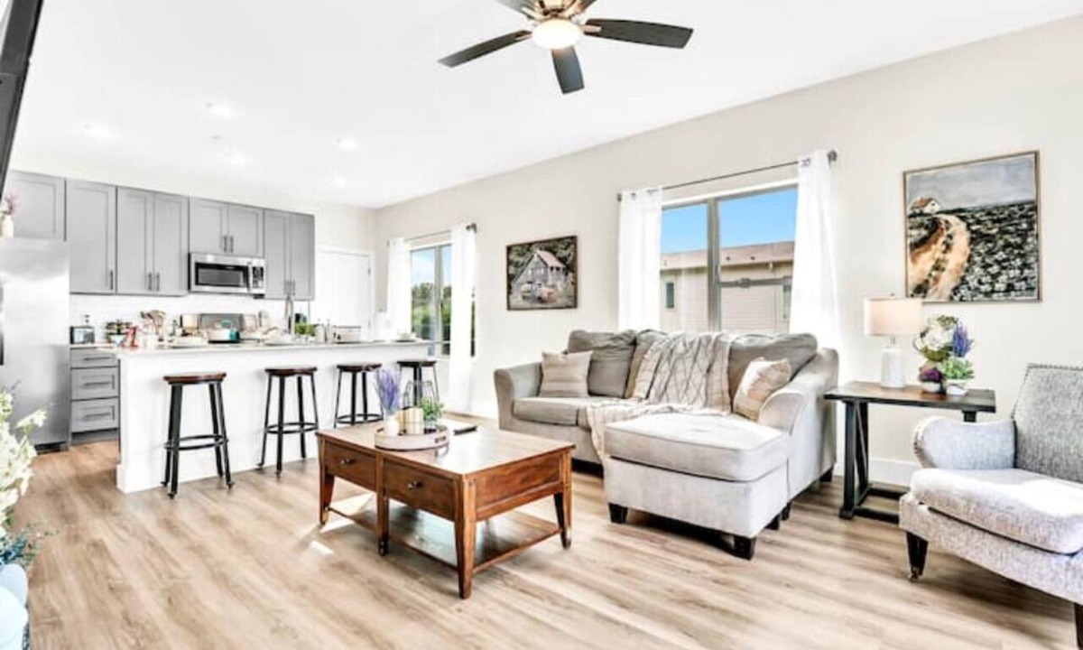 Old East Dallas Apartment | The Rustic Roost King Bed Minutes to DT