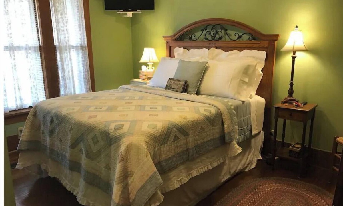 Hardy House | The Spring River Stonehouse Inn, Ben's Room