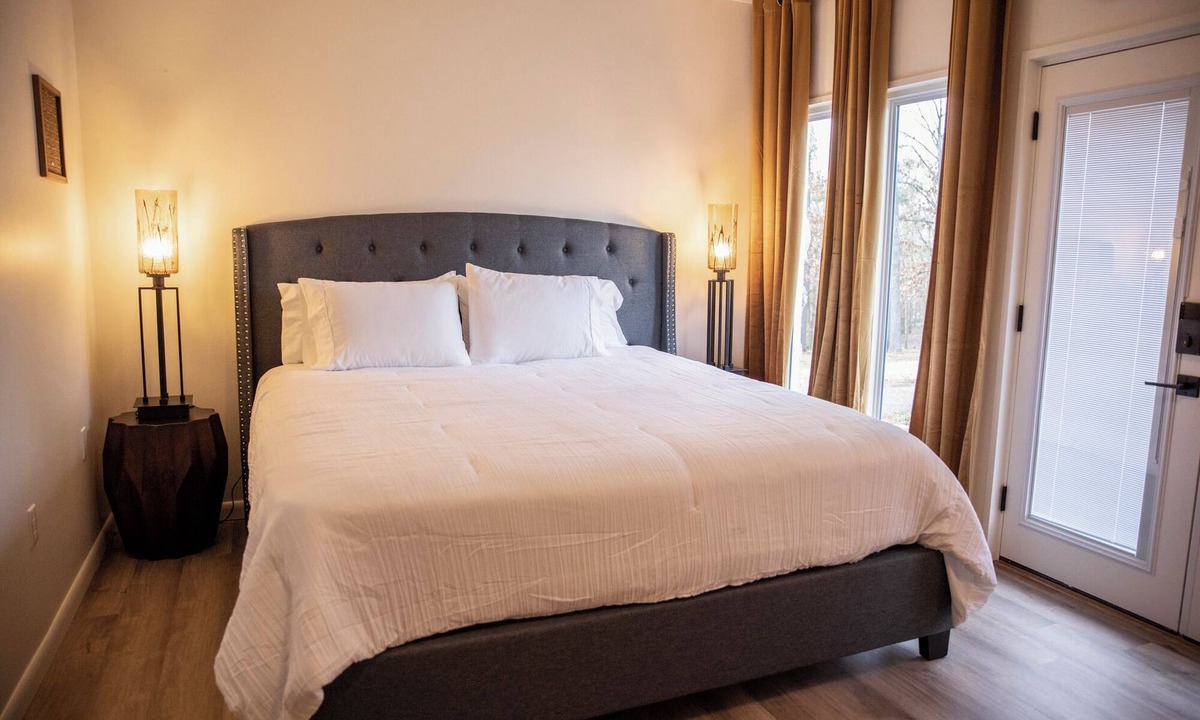 Cherokee Village Apartment | The suite is themed to complement the mid-century modern design of the Main House