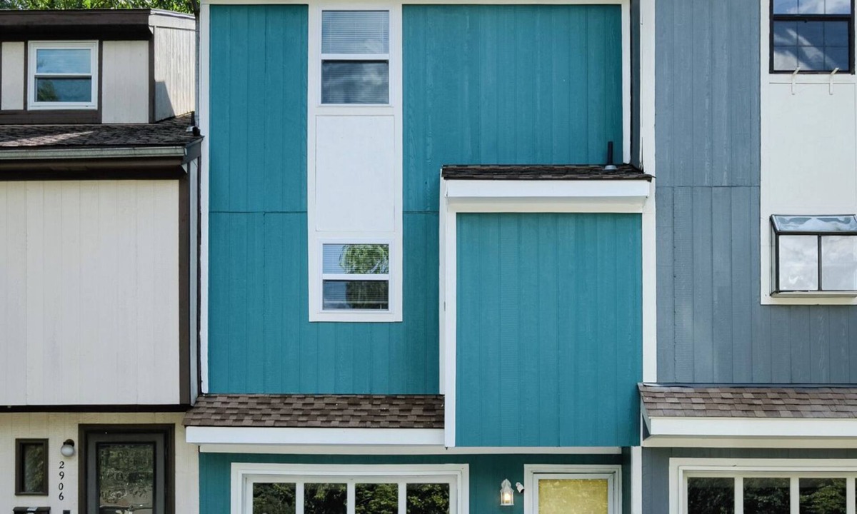 Shawnee Heights House | The Teal Townhouse Near KU Med and Central to Many KC Landmarks/Attractions