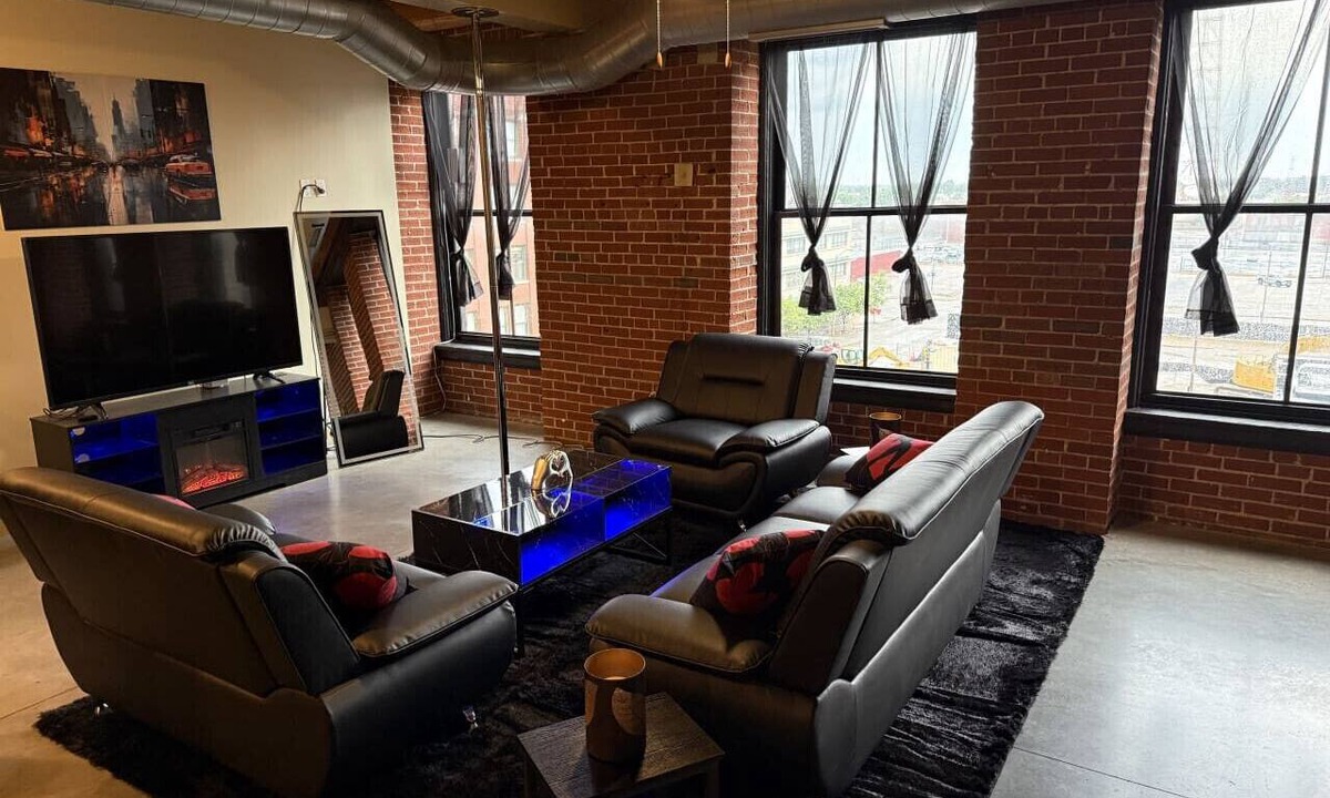 Downtown West Apartment | The VLuxe Oasis with City Skyline Views