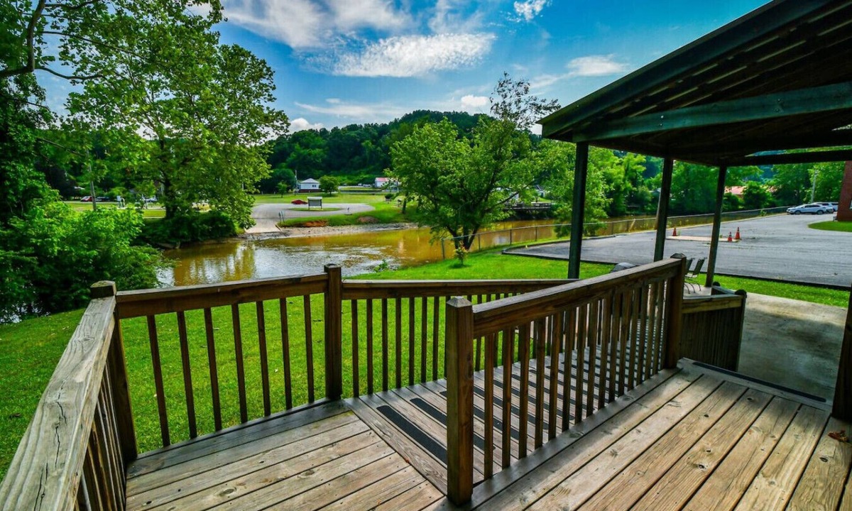 Williamstown House | Toccoa River House- Toccoa River Front-2br/2ba-wifi-walk to town-Free Activities