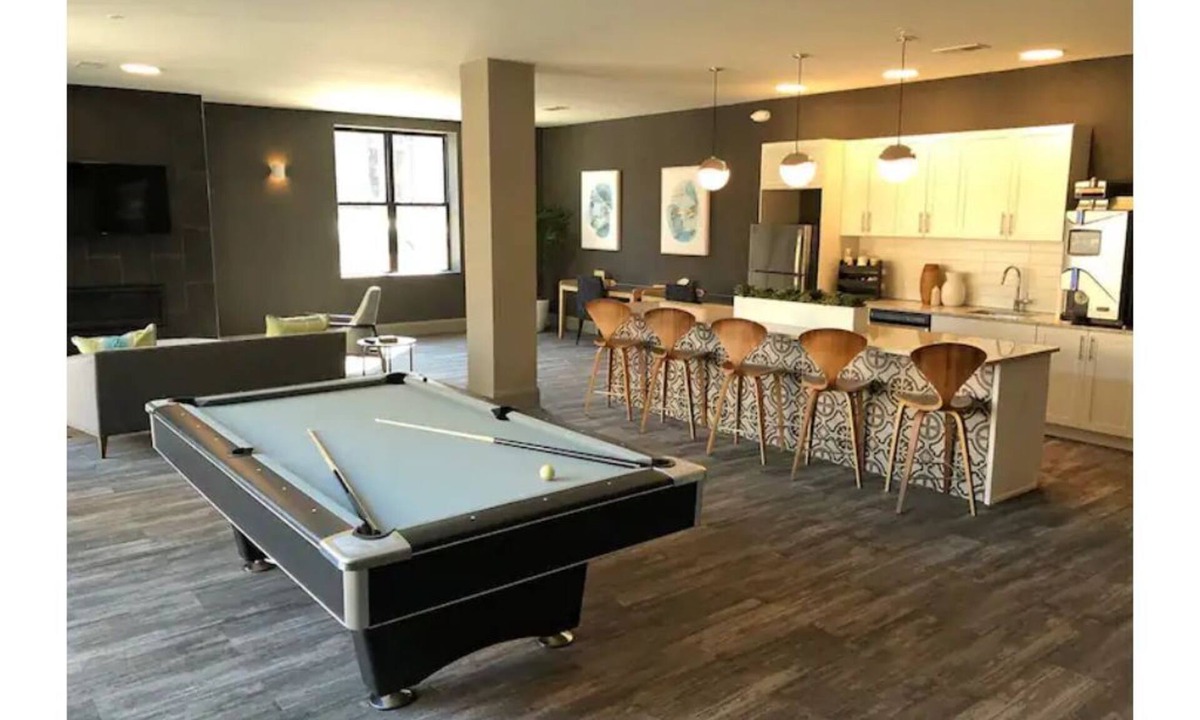 Clayton-Tamm Apartment | Top Floor King- Private Parking- Restaurants (504)