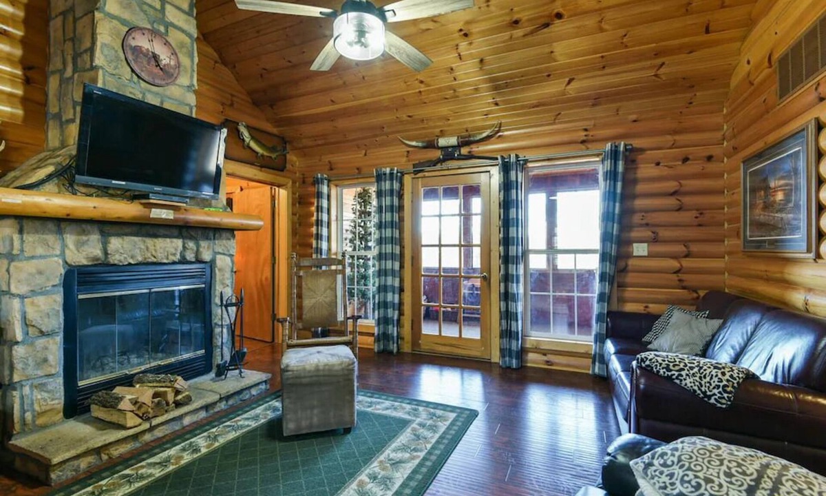 Notch Estates Cabin | Trails End Cabin- 10 min- Silver Dollar City; 15 min- Branson; NEW Tiled Showers