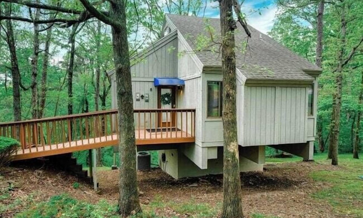 Bella Vista Cottage | Treehouse style home near lake Norwood