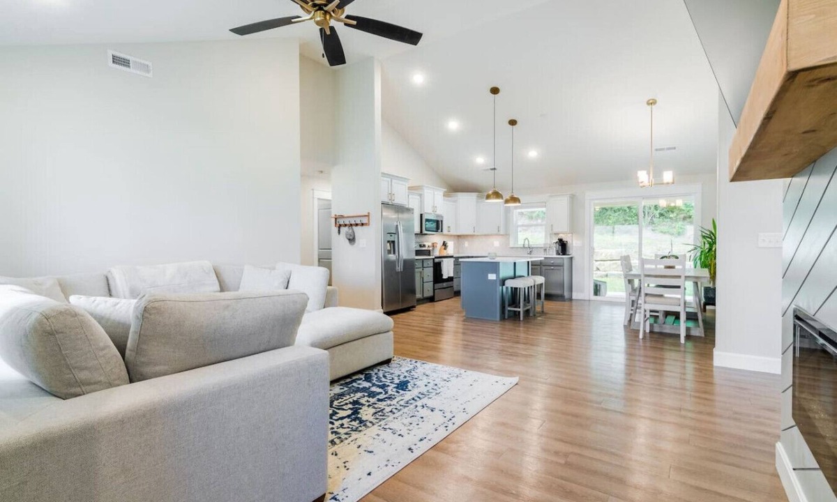 Manhattan House | TV Per Room, 3bd Centrally Located Near Ft Riley