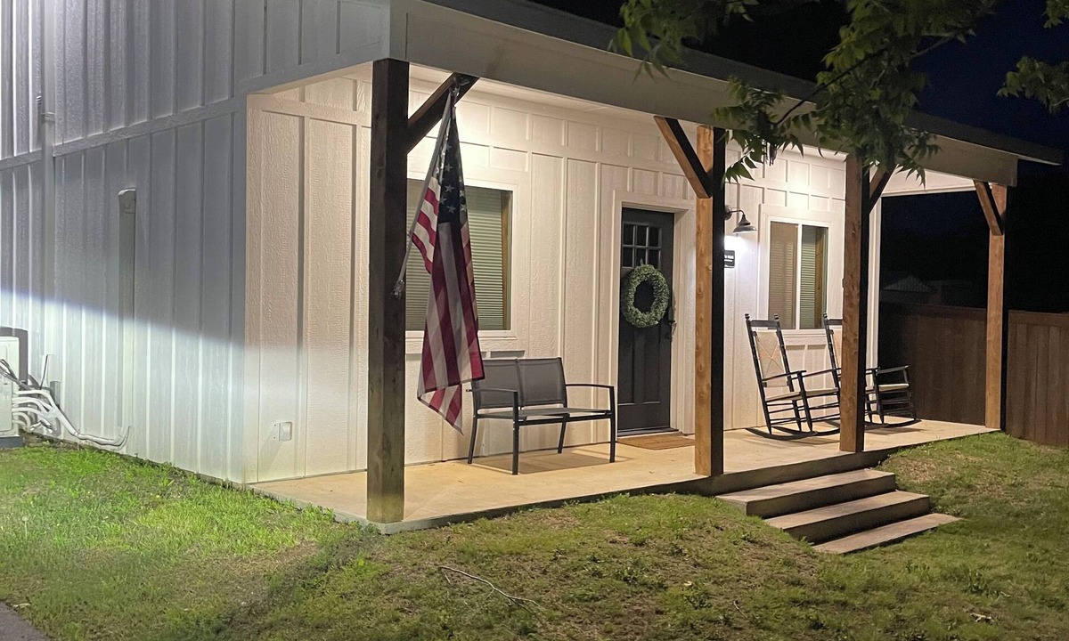 Mead Cabin | TWO PEAKS-South: New Cozy Cabin-Vaulted Ceiling-1 mile to Lake Texoma.