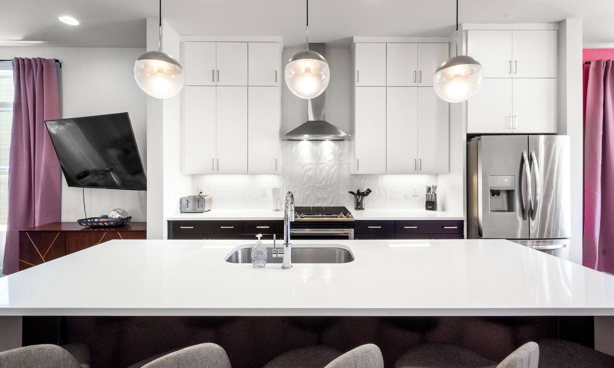 Hadley - Washington House | Ultimate Bach 10min to DT, Insta Walls Every Room
