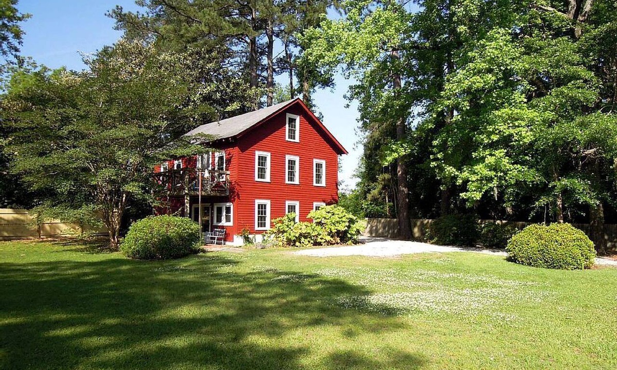 James City Cabin | Unique Restored Barn Rental Perfect for Families near the Croatan National Forest, NC