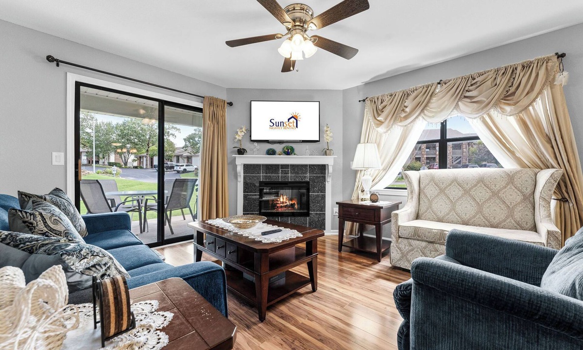 Table Rock Condo | Uniquely charming Pet Friendly 2 Bed condo near the strip at Pointe Royale!