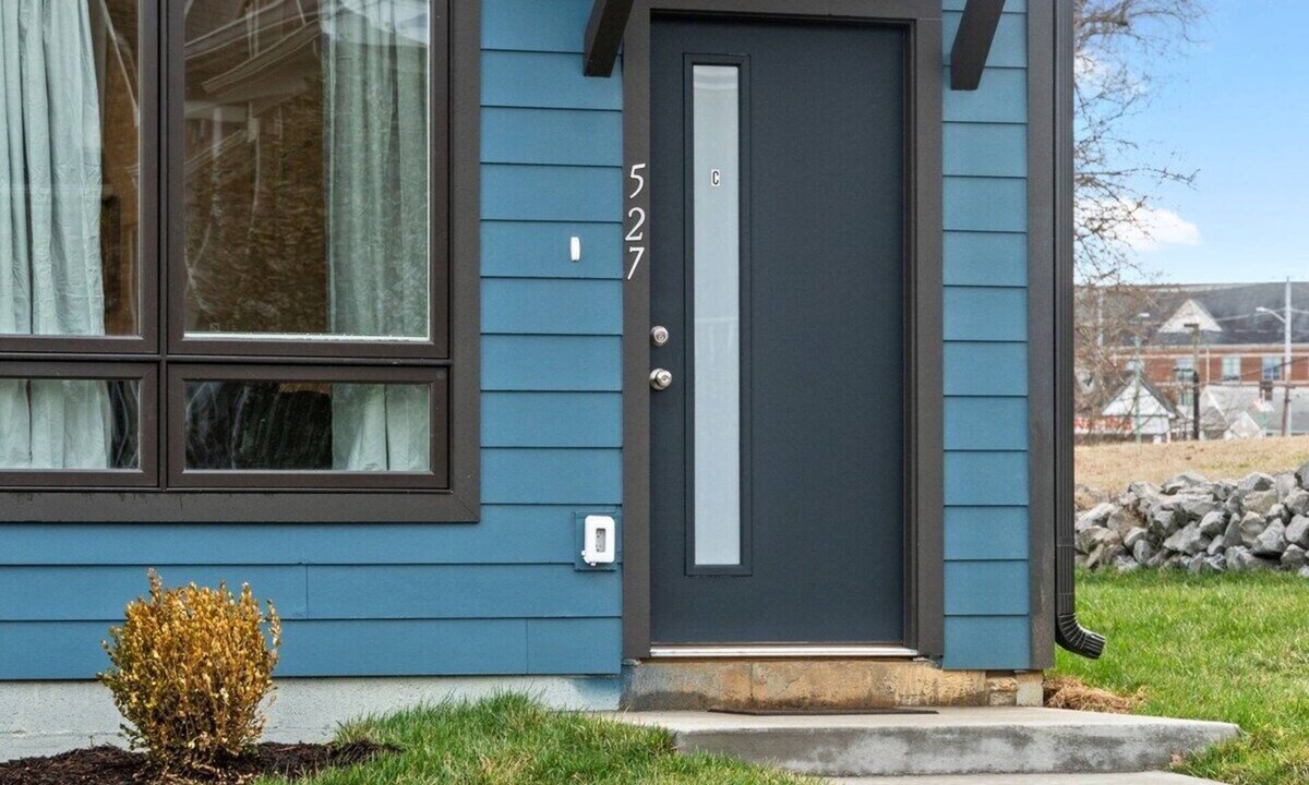 Clarksville Villa | Unit #C 527 N 1st St