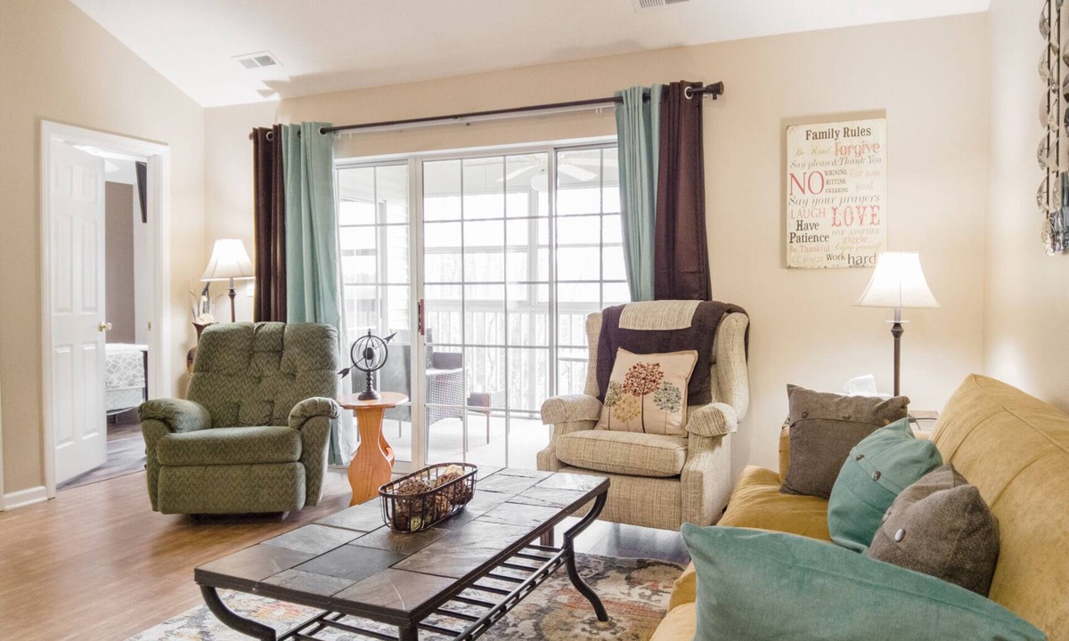Branson Condo | Updated 2 BR Condo ~ Near the 76 Strip! FREE TICKETS INCLUDED! (CH1-35)