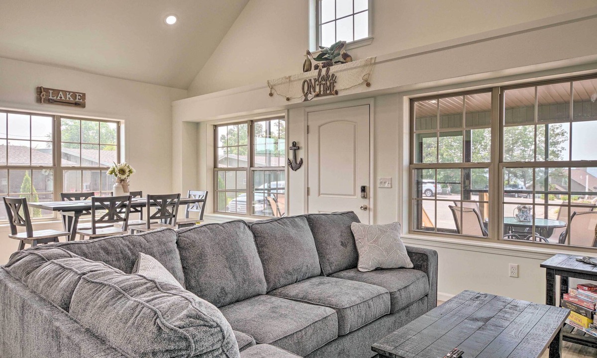 Lampe Cabin | Updated Cabin w/Direct Lake Access & Pool!
