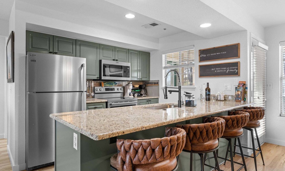 Kimberling City Condo | Upscale Condo w Gorgeous Lake View Community Pool Near Sdc Free Daily Tickets Mini Golf Lake Access