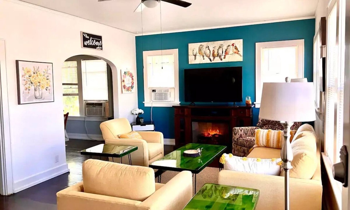 Hot Springs House | Upstairs @ Courthouse Square - Quirky