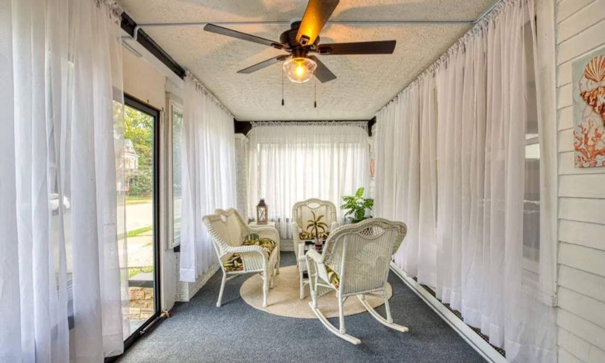 New Albany House | Uptown Class
