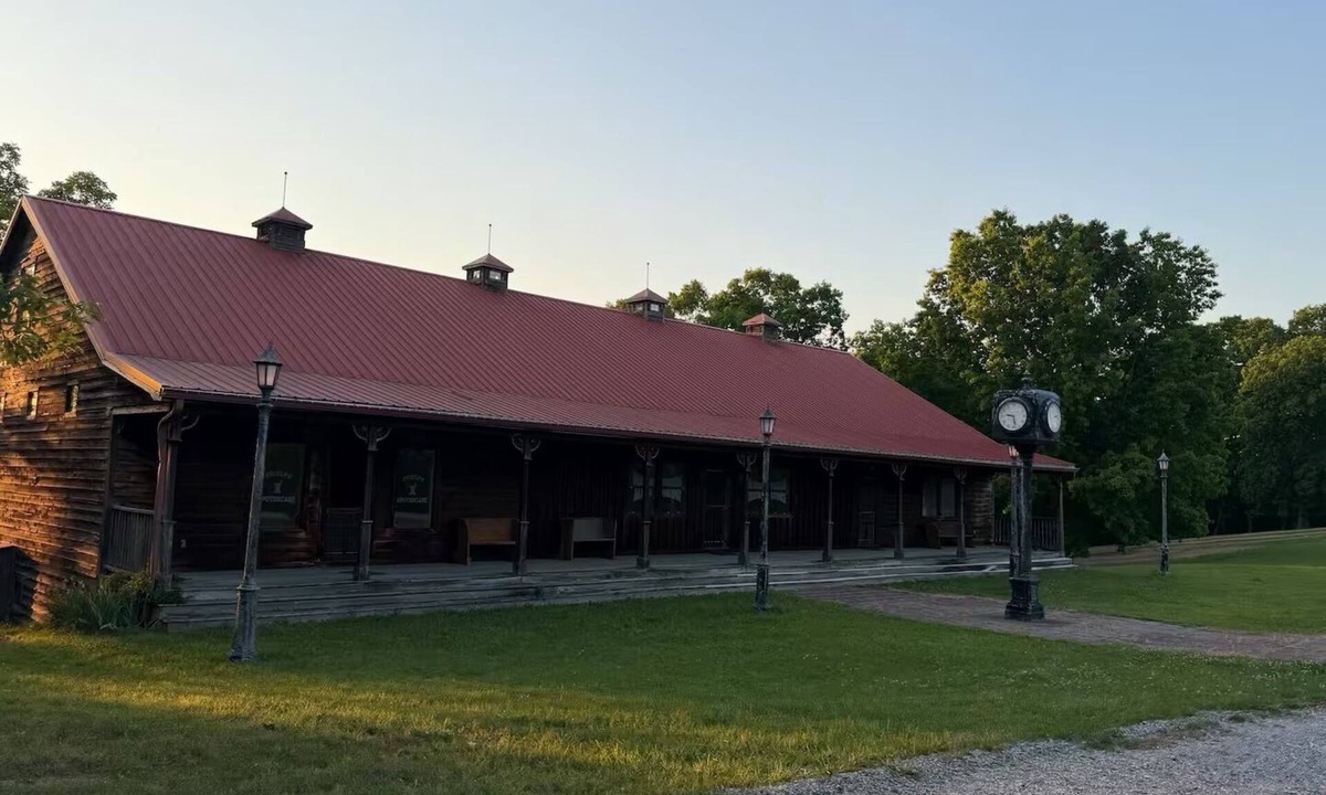 Mount Eden House | Van Buren Village, Hot Tub, Fire Pit, Hiking, Fishing, Historic